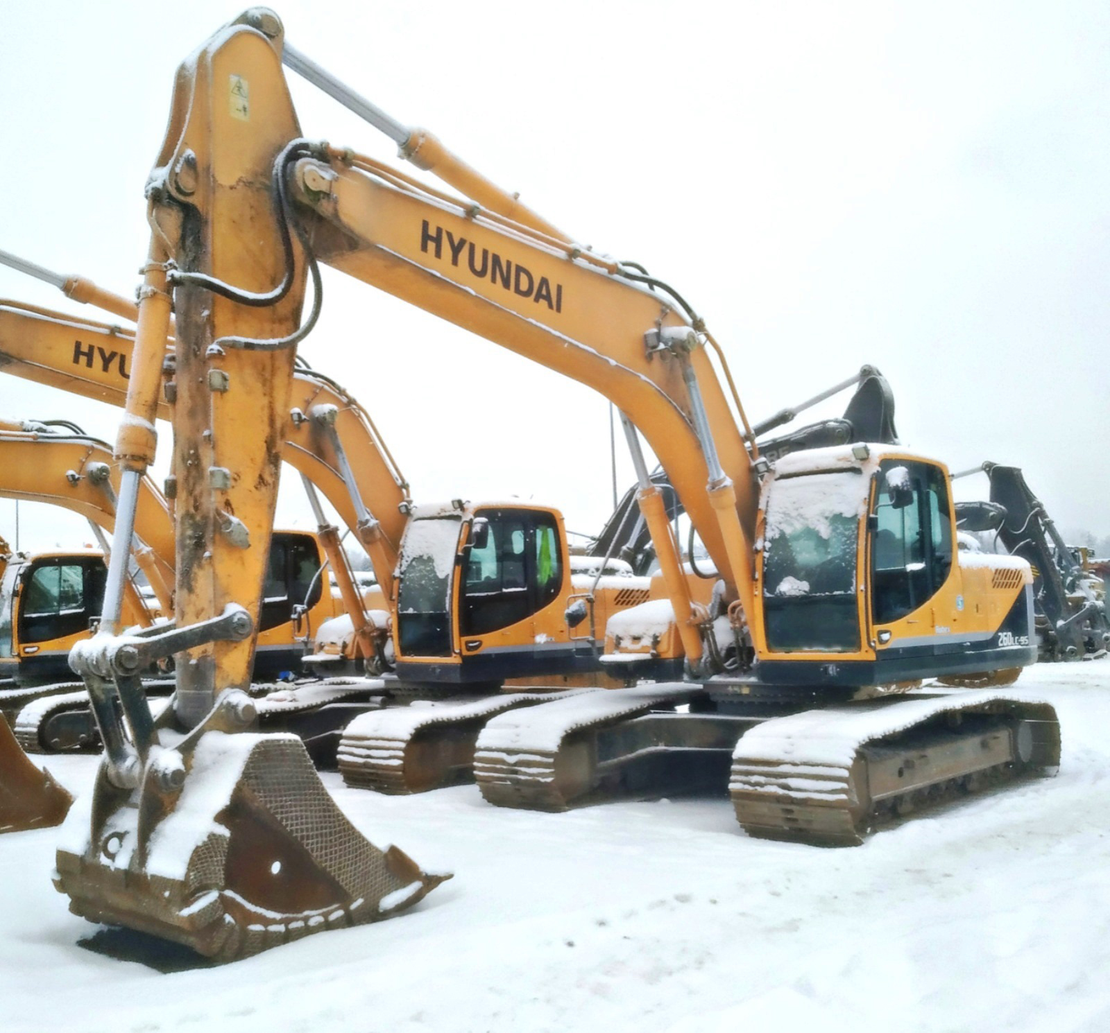 Hyundai r260lc-9s. Экскаватор Hyundai r260lc-9s. Hyundai 260 LC-95. Hitachi zx670.